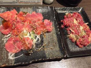 馬の生タンと馬肉のタコわさびの写真